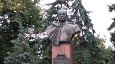 В Полтавской области снесли памятник генералу Третьяку