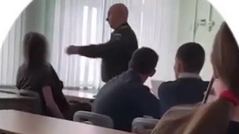 Учитель избил восьмиклассника во время урока в московской школе
