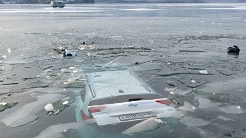 На Байкале взрослые и ребенок выскочили из ушедшей под лед машины