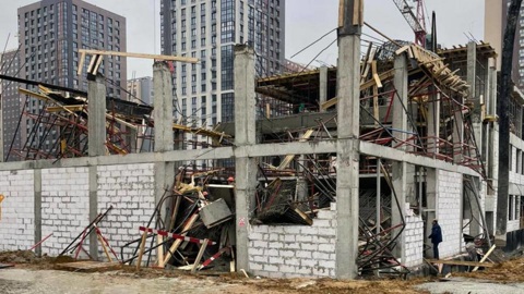 Под завалами рухнувших строительных лесов в Москве могут находиться люди