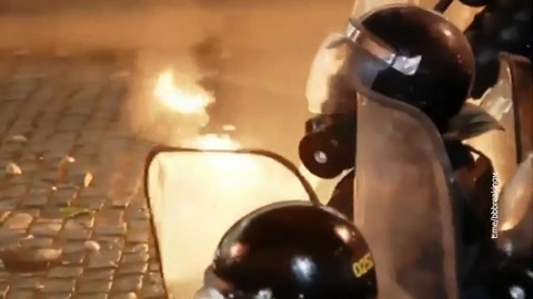 В Грузии "мирные" демонстранты закидали полицию коктейлями Молотова