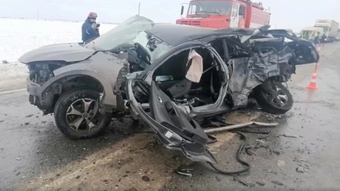 Выезд иномарки на встречную полосу привел к крупной аварии на трассе