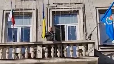 Болгарский депутат сбросил флаг Украины со здания мэрии Софии