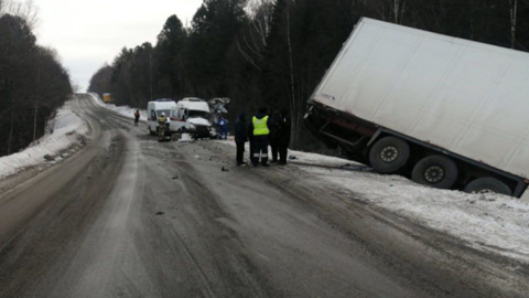 Водитель и пассажир скорой помощи погибли в аварии с грузовиком