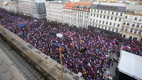 В центре Праги протестующие требовали снять украинский флаг