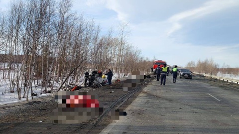 Четверо погибли в столкновении легковушки и грузовика на Сахалине