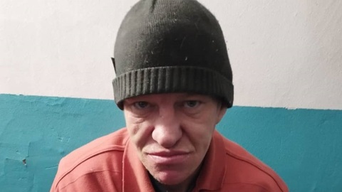 Прятавшийся в подъезде мужчина с конфетным автоматом задержан