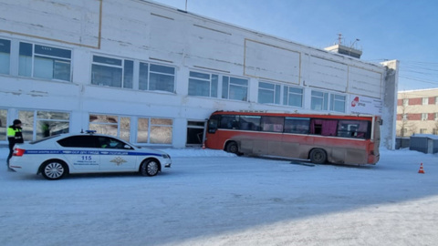 Рейсовый автобус устроил аварию в магаданском аэропорту