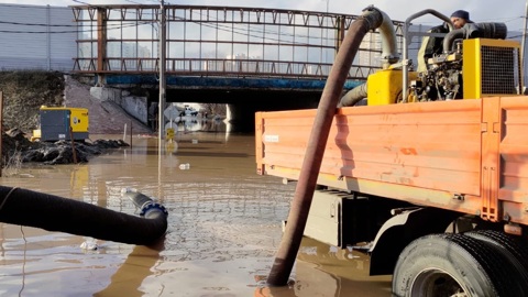 Дорога под МКАД ушла под воду из-за разлива ручья