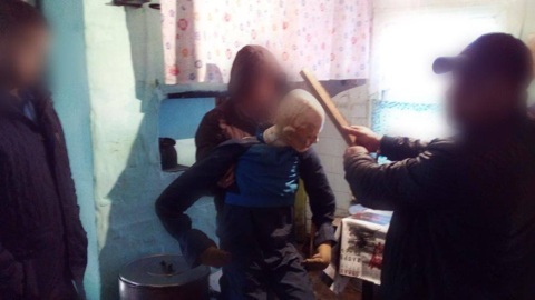 Торговец насмерть забил пенсионера поленом за отказ покупать мед