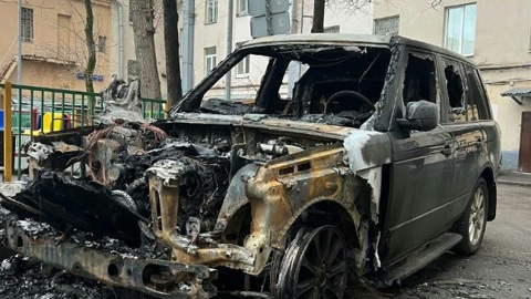 Полиция ищет поджигателей внедорожника в центре Москвы
