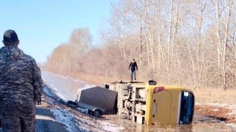 Автобус с пассажирами улетел в кювет после ДТП под Новосибирском