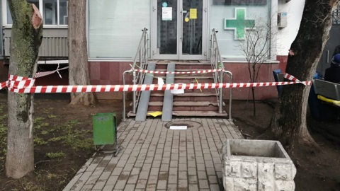 В Москве женщина провалилась сквозь крыльцо аптеки