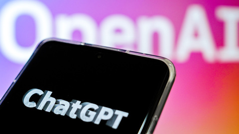 Джордж Мартин подал в суд на ChatGPT за продолжение "Игры престолов"