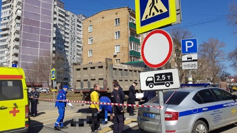 В центре Москвы грузовик насмерть переехал пешехода