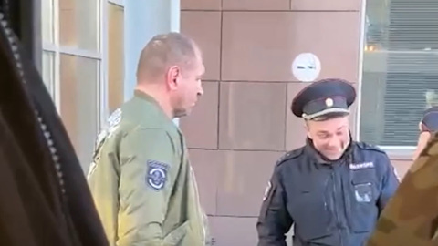 Фотосессия Александра Емельяненко в аэропорту возмутила пассажиров
