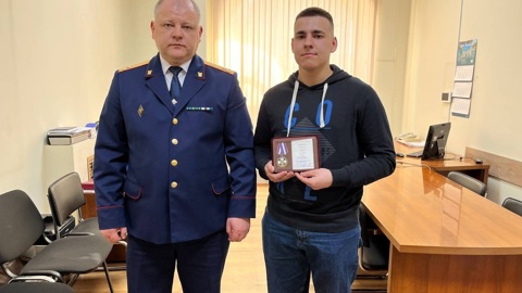 В СКР наградили матроса, спасшего тонувшего сотрудника ФСБ