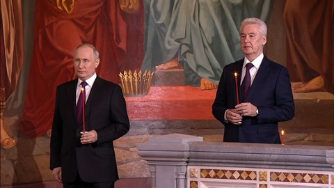 Путин и Собянин присутствуют на праздничном богослужении в Храме Христа Спасителя