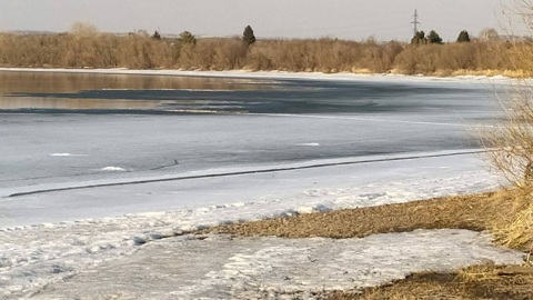В Канске спасли провалившегося под лед школьника