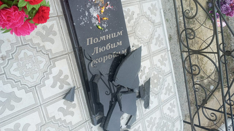Четверо школьников устроили погром на амурском кладбище