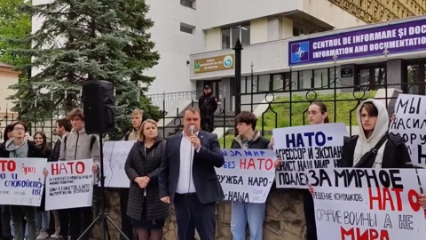 Молдавский депутат на митинге разорвал флаг НАТО