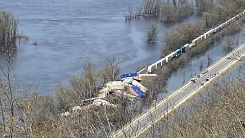 Несколько вагонов упали в реку при крушении поезда в США