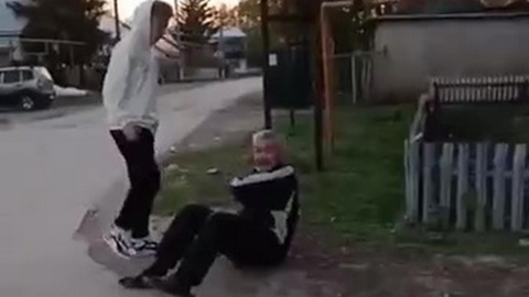 Самарские школьники жестоко избили пенсионера за замечание