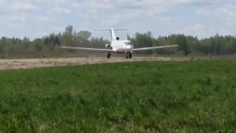 При посадке в Якутии у Як-40 разрушилась стойка шасси