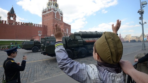 С чем не пустят на Парад Победы. Кремль расширил список