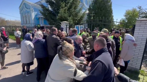 Силовики и раскольники с болгаркой захватили храм под Киевом