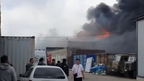 Склад с одеждой полыхает в Уссурийске