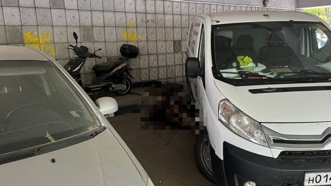 Зарезанного мужчину нашли на парковке на юго-западе Москвы