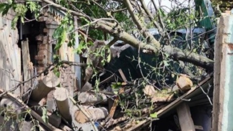 Из-под завалов разбомбленного ВСУ дома в Пологах спасли людей