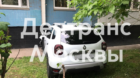 Машина врезалась в стену жилого дома на западе Москвы