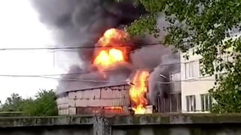 Огонь охватил склад с пряжей в Ростове-на-Дону