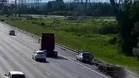 В аварии с прицепом на МКАД погибли два человека