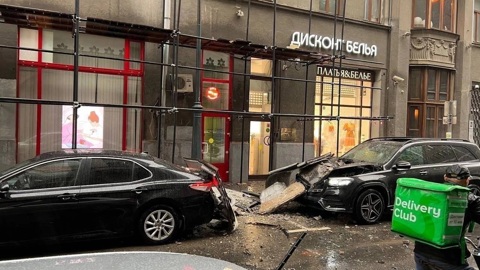 Кусок фасада рухнул на внедорожник в Москве