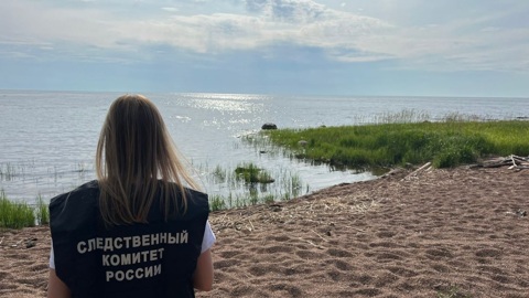 Лодка с людьми перевернулась на озере в Карелии