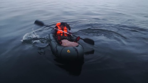 На севере Байкала вторые сутки ищут пропавшего байдарочника