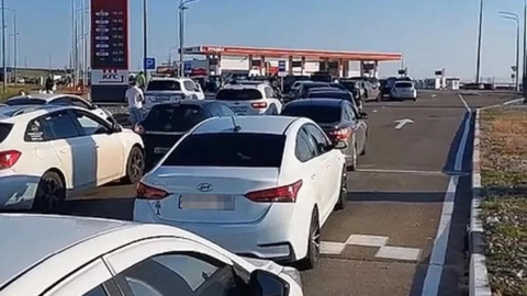 Несколько сотен машин снова стоят в заторе у Крымского моста