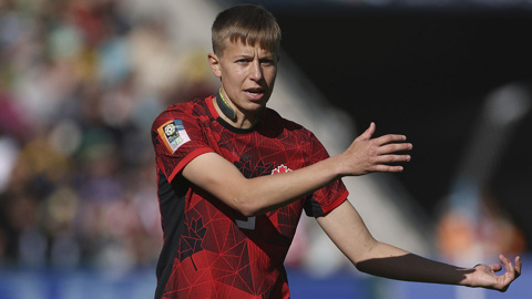 На женском футбольном World Cup играет мужчина