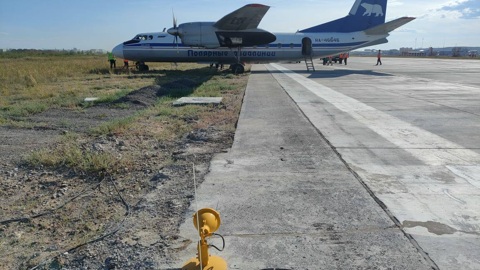 Ан-24 с пассажирами выкатился за пределы полосы в Якутске