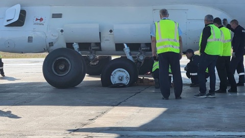 Ан-74 повредил стойку шасси при посадке в Якутии