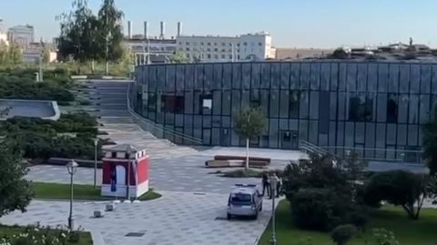 В столичном "Зарядье" разобрались с неопознанным устройством