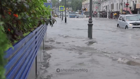 Сильный ливень затопил столицу Приморья