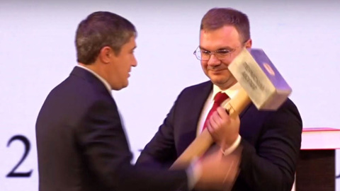 Новому мэру Перми подарили кувалду "для выбивания чиновничьей дури"