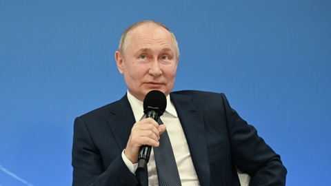 Путин рассказал школьникам о боевом самолете размером с муху