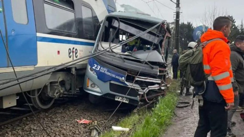 Семь человек погибли при столкновении автобуса и поезда в Чили