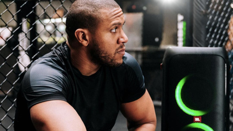 Бойца UFC ограбили во время его боя
