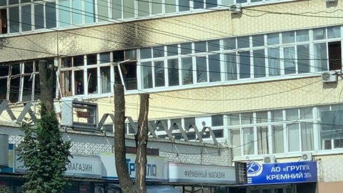 БПЛА врезался в здание завода в Брянске